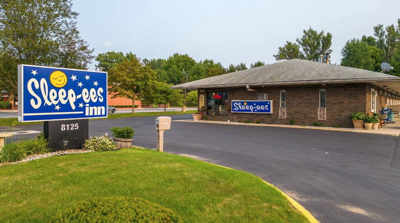 Sleep-ees Motel - Web Listing (newer photo)